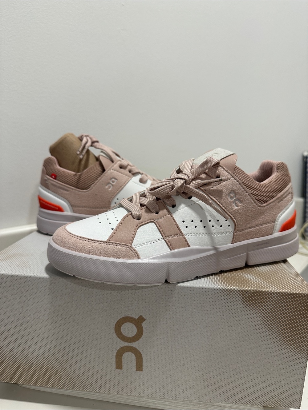 On Clouds The Roger Clubhouse Low-Top Sneakers in Blush, White & Orange 288